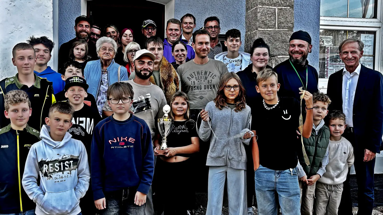 Die Gewinnerin des Pokals, in der Mitte mit dem Pokal -Jolina Lang. (Bild: Reinhard Kreuzer)