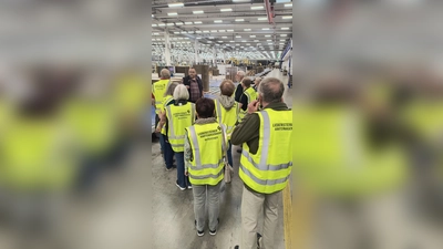 Der Einblick in die Produktion im Liebensteiner Kartonagenwerk stieß auf reges Interesse (Bild: Barbara Habel)