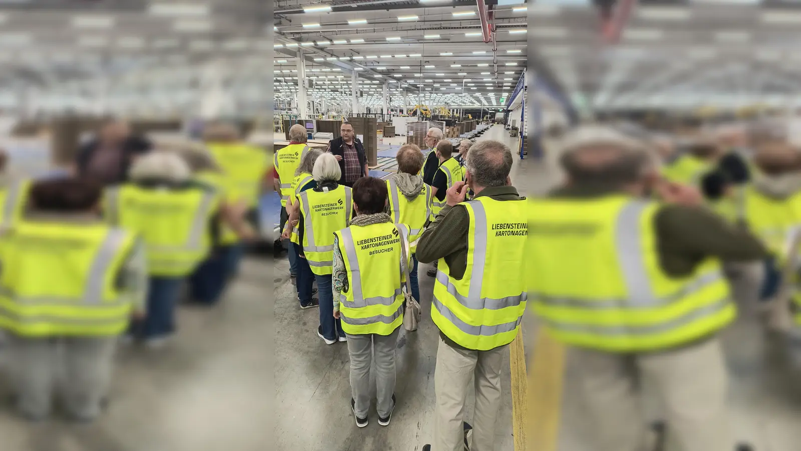 Der Einblick in die Produktion im Liebensteiner Kartonagenwerk stieß auf reges Interesse (Bild: Barbara Habel)