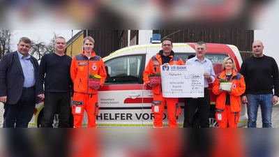 Spendenübergabe des Gartenbauvereins an den Förderverein Helfer vor Ort (von links): Bürgermeister Dieter Dehling), Clemens Lindner (Kassier GV Illschwang), Hendrik Huber (Helfer vor Ort), Thomas Renner (1.Vorsitzender Helfer vor Ort), Helmut Ibler (1.Vorsitzender GV Illschwang), Carina Graf (Helfer vor Ort) und Markus Fuchs (Kreisfachberater für Gartenbau). (Bild: Norbert Weis)