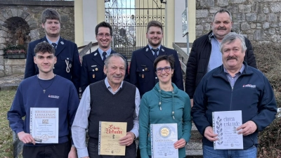 V.l.n.r.: Unten: Jakob Beimler, Josef Frank, Susanne Stamm, Bernhard Sertl. Oben: 2. Kommandant Christian Walter, 1. Kommandant Marco Frank, 1. Vorstand Patrick Mauerer, 2. Bürgermeister Michael Schedl<br> (Bild: Dominik Göhl)