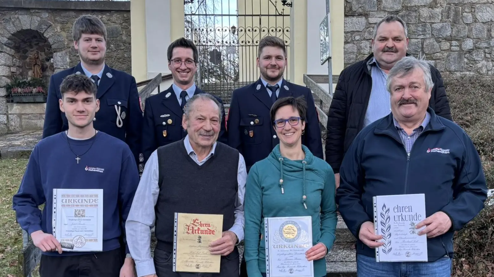 V.l.n.r.: Unten: Jakob Beimler, Josef Frank, Susanne Stamm, Bernhard Sertl. Oben: 2. Kommandant Christian Walter, 1. Kommandant Marco Frank, 1. Vorstand Patrick Mauerer, 2. Bürgermeister Michael Schedl<br> (Bild: Dominik Göhl)