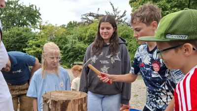 Beim Dorffest in Etsdorf war viel geboten. Das Nagelspiel war neben vielem anderen bei Jung und Alt sehr beliebt. (Bild: Sandra Preitschaft)