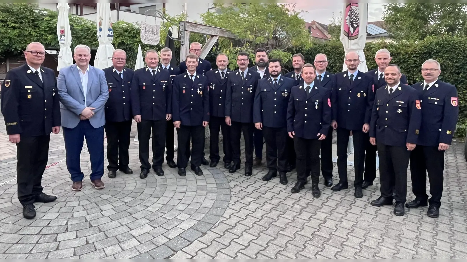 Viel Lob und Stecknadeln in Gold und Silber für verdiente Feuerwehrmänner aus dem Gemeindebereich Sulzbach-Rosenberg: Es gratulierten Landrat Richard Reisinger, Bürgermeister Stefan Frank und die Feuerwehr-Führungskräfte um Kreisbrandrat Christof Strobl. (Bild: Martina Beierl)