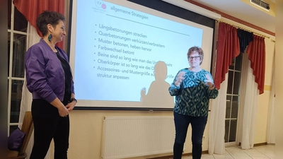 Die Vorsitzende Heike Klein (rechts) bedankte sich bei der Farb- und Typstylistin Tanja Ficht. (Bild: Roswitha Hutzler)