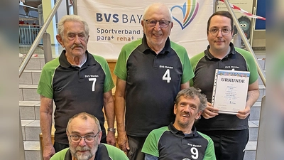 Auch wenn der Pokal für den dritten Platz kleiner ausfiel, überwog bei den Weidenern die Freude über das erfolgreiche Abschneiden. Für den BVS Weiden spielten Maximilian Franz, Christoph Voit, Wolfgang Hunsperger, Hans Gilch und Karl Voit. (Bild: Karl Voit)