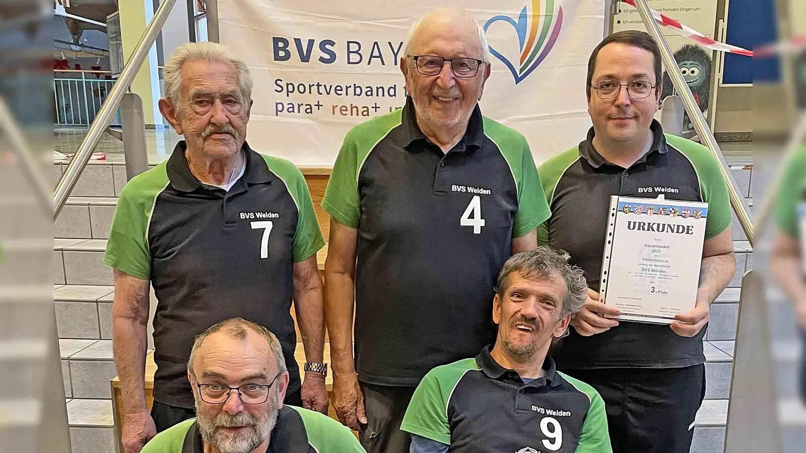 Auch wenn der Pokal für den dritten Platz kleiner ausfiel, überwog bei den Weidenern die Freude über das erfolgreiche Abschneiden. Für den BVS Weiden spielten Maximilian Franz, Christoph Voit, Wolfgang Hunsperger, Hans Gilch und Karl Voit. (Bild: Karl Voit)