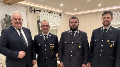 Im Bild von links Bürgermeister Johann Burger, Kommandant Thomas Lindner, 2. Kommandant Tobias Kipferl und Vorsitzender Matthias Härtl. (Bild: Tanja Wettinger)