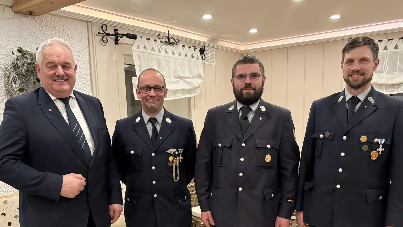 Im Bild von links Bürgermeister Johann Burger, Kommandant Thomas Lindner, 2. Kommandant Tobias Kipferl und Vorsitzender Matthias Härtl. (Bild: Tanja Wettinger)