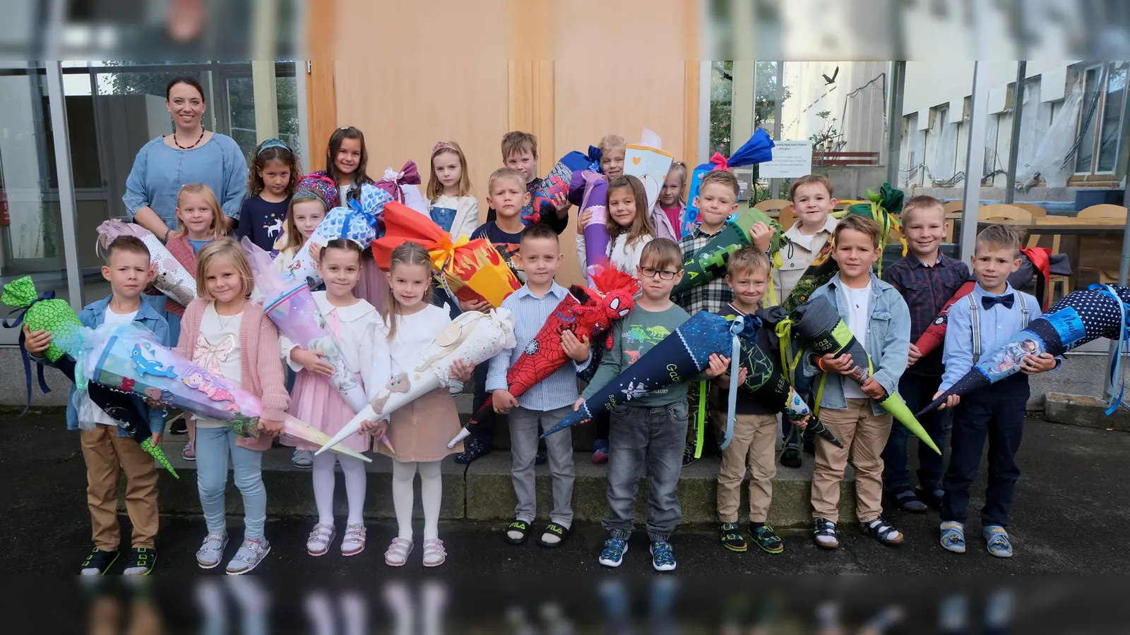 Elf Mädchen und elf Buben wurden in der Flosser Grundschule herzlich begrüßt und eingeschult. (Bild: Fred Lehner)