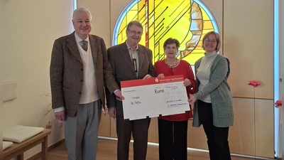 Andreas Kunz, Winfried Siller und Hildegard Zoltziar bei der Spendenübergabe des Erlöses aus dem Kirchenkonzert an die Leitung des Hospizes, Susanne Wagner. (Bild: Tanja Recht)