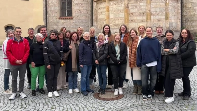 Das Bild zeigt das Kollegium der Schule Ammersricht im Klosterhof  (Bild: Bernhard Hirsch)