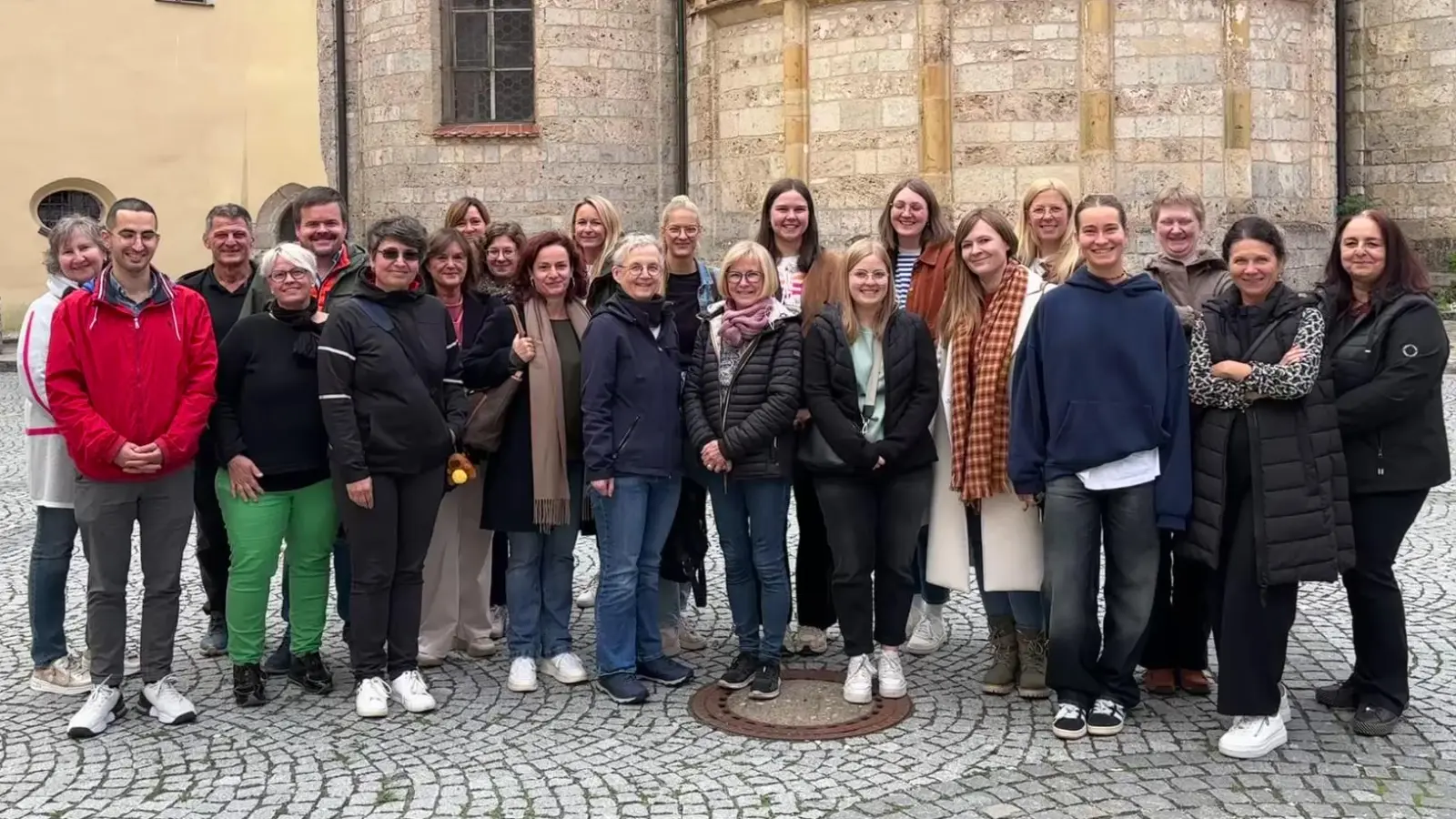 Das Bild zeigt das Kollegium der Schule Ammersricht im Klosterhof  (Bild: Bernhard Hirsch)