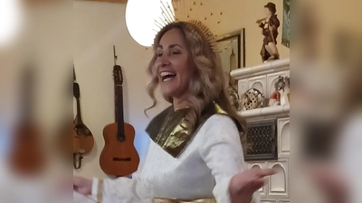 Janka Hannemann-Mathes, ausgestattet und beauftragt vom Modernen Theater Tirschenreuth (MTT) bei der Weihnachtsfeier des VdK Ortsverband Tirschenreuth. (Bild: Elisabeth Gradl)