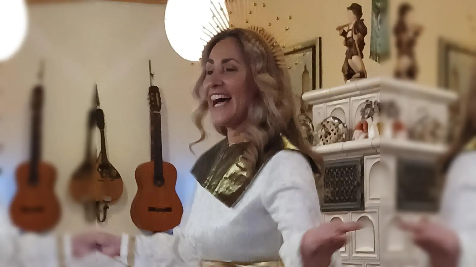 Janka Hannemann-Mathes, ausgestattet und beauftragt vom Modernen Theater Tirschenreuth (MTT) bei der Weihnachtsfeier des VdK Ortsverband Tirschenreuth. (Bild: Elisabeth Gradl)