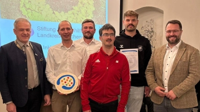 V. l. n. r.: Stiftungsvorstandsvorsitzender der Lebenshilfe Landkreis Tirschenreuth Roland Grillmeier, DJK-Vorstände Wolfgang Knoll, Franz Pollinger, DJK-Mitglied Andreas Käs, Fußballtrainer Lukas Troesch, Bürgermeister Matthias Grundler. (Bild: Wolfgang Knoll)