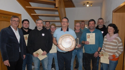 Die besten Schützen wurden durch den Vorsitzenden Dominik Wondrak (h.r.) und dem 1. Bürgermeister der Marktgemeinde Schmidmühlen Peter Braun (v.l.) mit Urkunden ausgezeichnet. Sascha Merz (v.m.) erhielt als Anerkennung die Meisterscheibe. (Bild: Josef Popp)