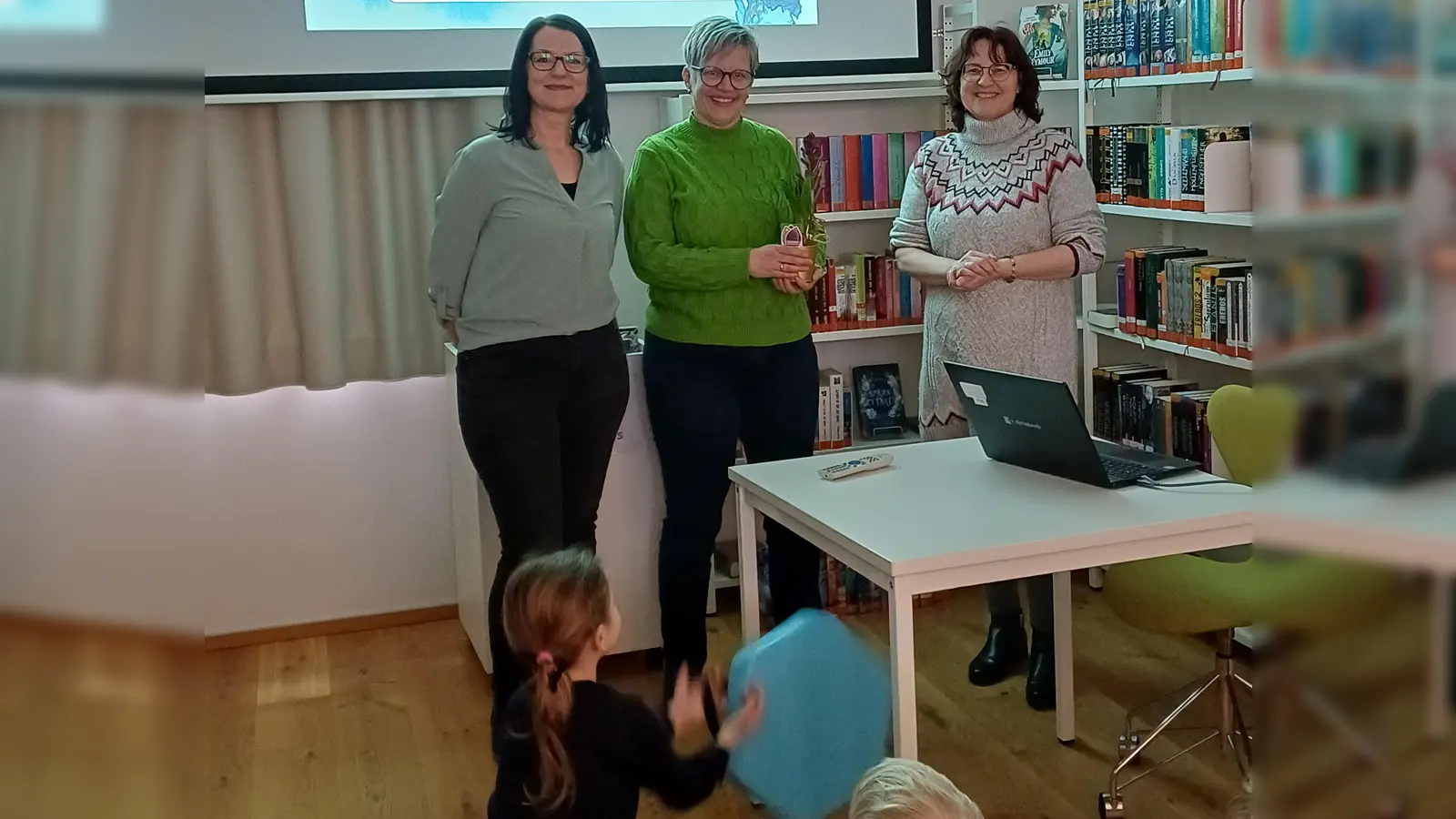 Das Team bedankte sich bei Christine Renner (Mitte). (Bild: Mareike Linhardt)