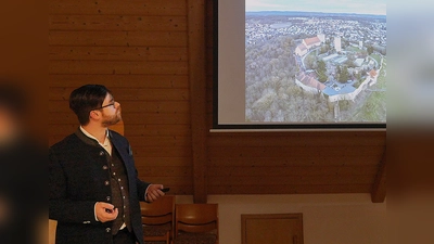 Fotograph Simon Süß präsentiert, im Unterrichtsraum der FF Illschwang, beeindruckender Bilder aus dem Bildband „Burgen in der Oberpfalz” (Bild: Norbert Weis)