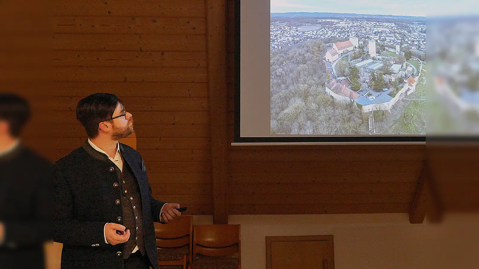 Fotograph Simon Süß präsentiert, im Unterrichtsraum der FF Illschwang, beeindruckender Bilder aus dem Bildband „Burgen in der Oberpfalz” (Bild: Norbert Weis)