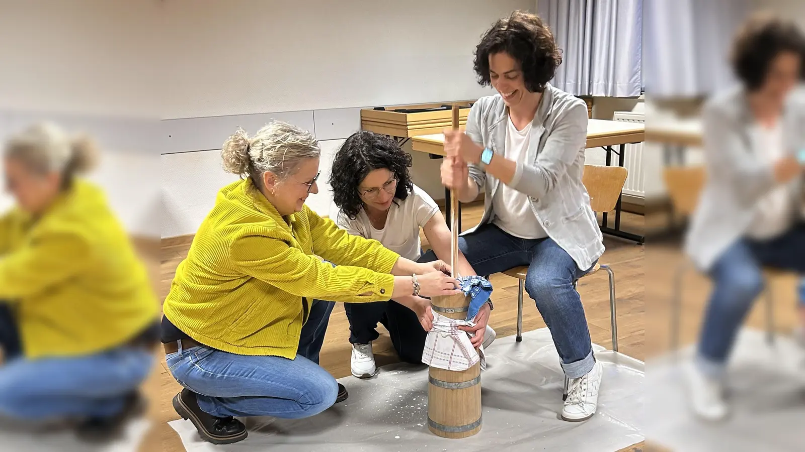 Mitglieder von AWO und Frauenbund Flossenbürg beim Ausbuttern (Bild: Sonja Sczech)
