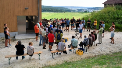 Interessiert verfolgten die Besucher des „Feierabendseidl” des CSU Ortsverbandes Aschach-Immenstetten den kommunalpolitischen Ausführungen von Bürgermeister Alwin Märkl (Mitte stehend am Stehtisch)  (Bild: Alfred Schorner )