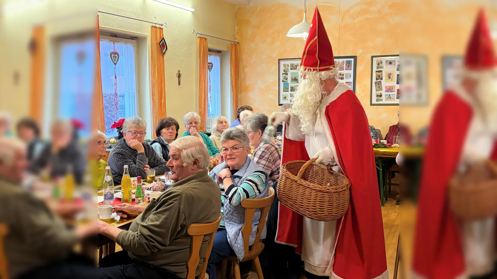 Nikolaus verteilt beim Seniorennachmittag Geschenke  (Bild: Johann Bauer)