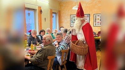 Nikolaus verteilt beim Seniorennachmittag Geschenke  (Bild: Johann Bauer)