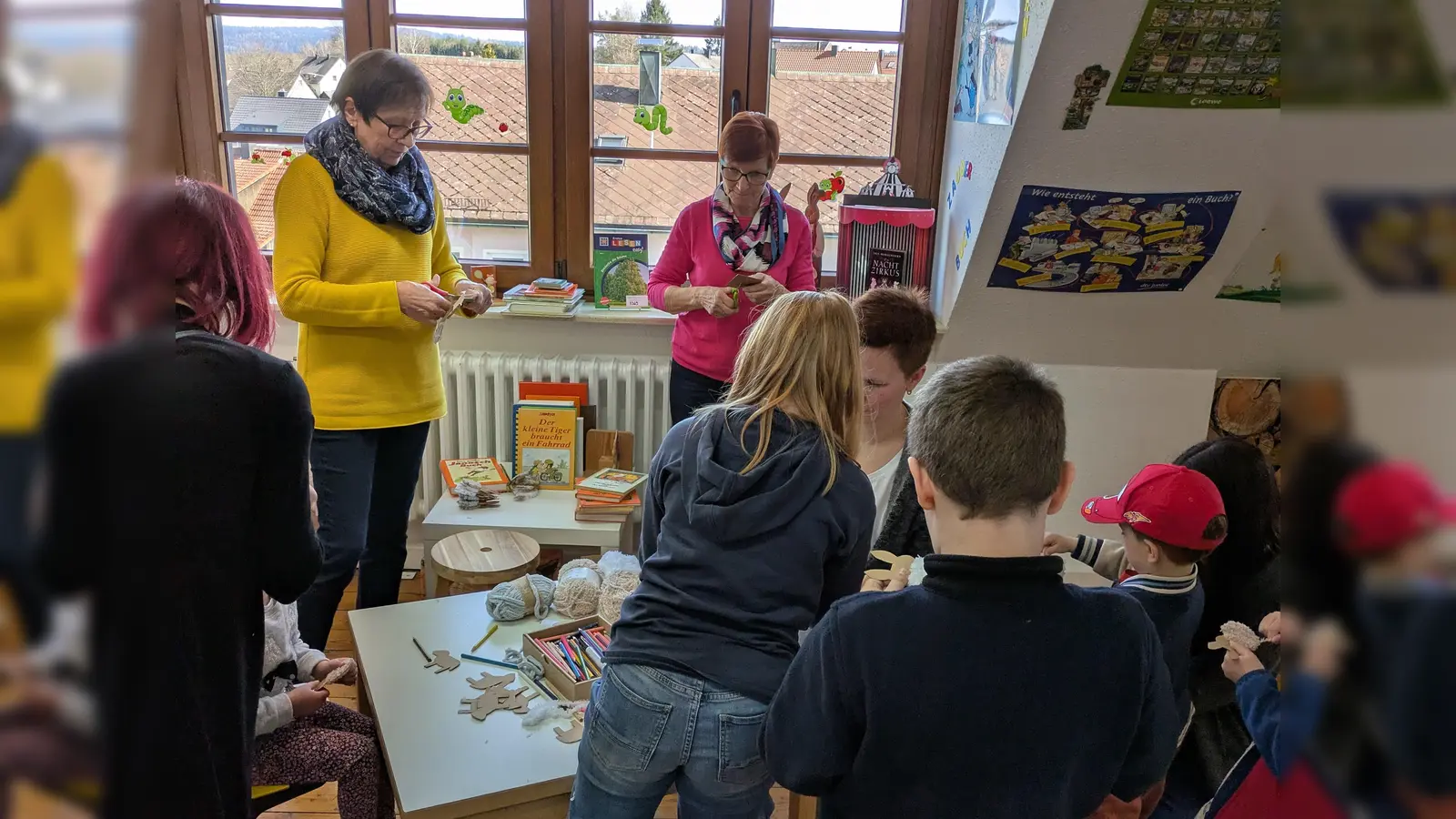 Bei einer der Bastelstationen hatten die Kinder und Betreuer sichtlich Spaß (Bild: Tina Zeitler)