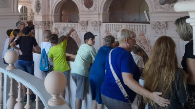 Kinder auf der Galerie der Basilika. (Bild: Gertrud Hankl)