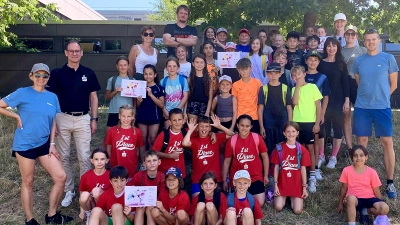 Die vier teilnehmenden Grundschulen stellten sich nach dem Wettbewerb zum gemeinsamen Gruppenfoto. Vorne in den roten Sieger-Shirts freute sich das Team der Rehbühl-Grundschule über den Gesamtsieg. (Bild: Reinhard Kreuzer)