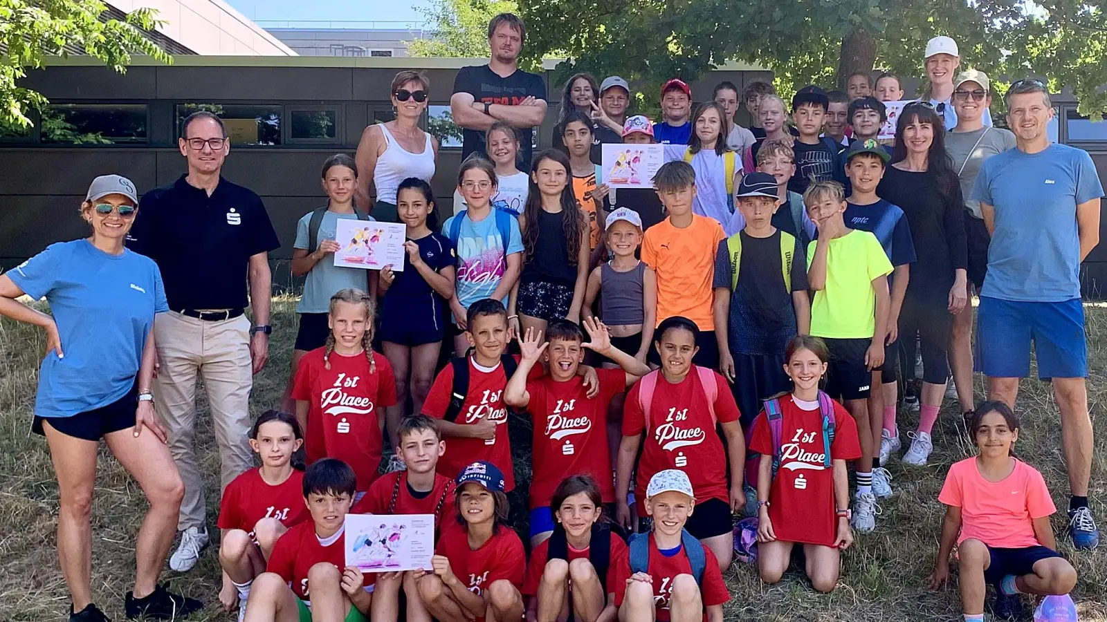 Die vier teilnehmenden Grundschulen stellten sich nach dem Wettbewerb zum gemeinsamen Gruppenfoto. Vorne in den roten Sieger-Shirts freute sich das Team der Rehbühl-Grundschule über den Gesamtsieg. (Bild: Reinhard Kreuzer)