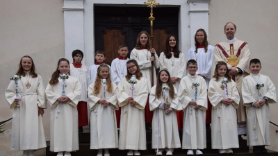 Am Weißen Sonntag ist traditionell die Erstkommunionfeier der Pfarreiengemeinschaft St. Jakobus Hohenburg, der Pfarrei St. Michael Allersburg und der Pfarrei St. Peter und Paul Adertshausen. Hinten rechts Pfarrer Hans-Jürgen Zeitler. (Bild: Paul Böhm)