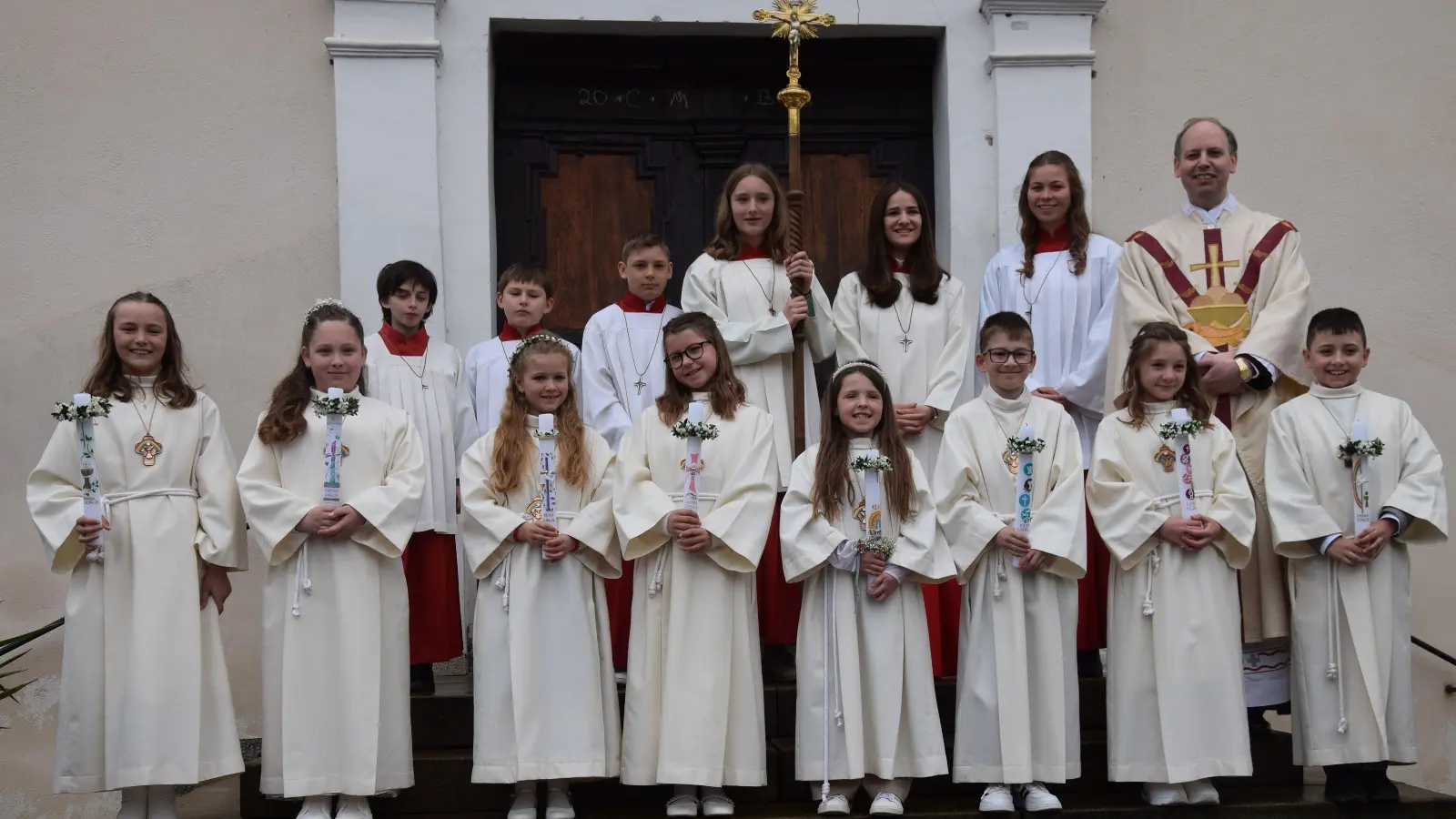 Am Weißen Sonntag ist traditionell die Erstkommunionfeier der Pfarreiengemeinschaft St. Jakobus Hohenburg, der Pfarrei St. Michael Allersburg und der Pfarrei St. Peter und Paul Adertshausen. Hinten rechts Pfarrer Hans-Jürgen Zeitler. (Bild: Paul Böhm)