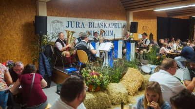 Bereits zum 19. Mal war zum Weinfest bei der Jurablaskapelle in Pilsheim mit vielen Gästen eingeladen. Die Freizeithalle war ausgebucht, als „Böhmisch, Bayrisch Blech” (Bild) und „die Allerscheynsten” zünftig aufspielten.  (Bild: Paul Böhm)
