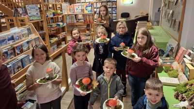 Mit viel Begeisterung präsentierten die Kinder ihre selbst gebastelten Herbstteller mit Fliegenpilzen und Naturmaterialien. (Bild: Kristina Gebel)