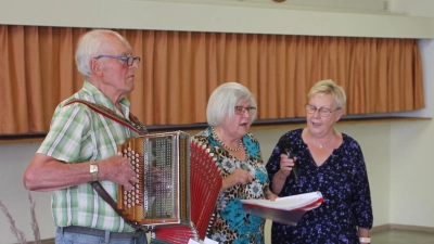 Vieles verbindet Rudolf und Monika Fink und Sieglinde Wick (stehend von links) mit der Gemeinde Trabitz. Gern begleiten sie deshalb die Feste des Katholischen Landvolks Burkhardsreuth mit Volksmusik und humorvollen Geschichten. (Bild: Bernhard Piegsa)