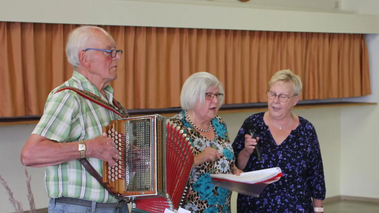 Vieles verbindet Rudolf und Monika Fink und Sieglinde Wick (stehend von links) mit der Gemeinde Trabitz. Gern begleiten sie deshalb die Feste des Katholischen Landvolks Burkhardsreuth mit Volksmusik und humorvollen Geschichten. (Bild: Bernhard Piegsa)
