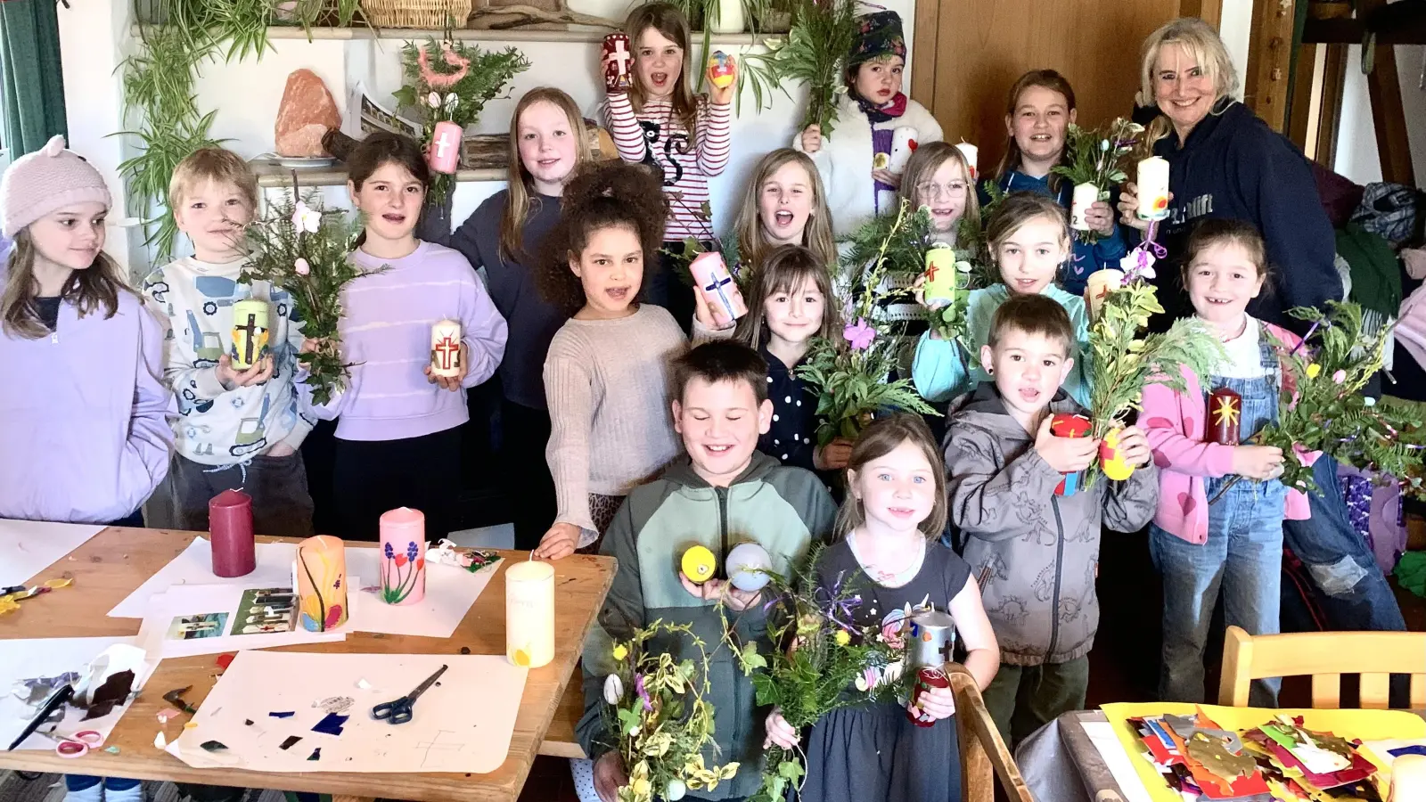 Kinder gestalten Osterkerzen und Palmsträußchen in Nabburg kreativ (Bild: Heidi Eckl)