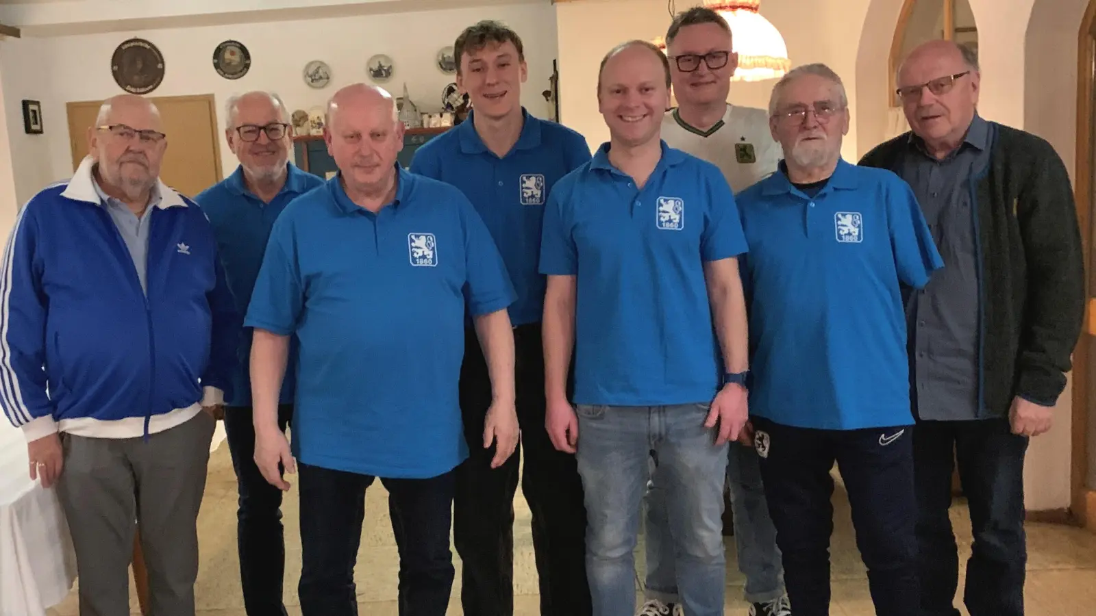 Die neu gewählte Führungsriege 2026 der Löwenfreunde<br>von links: Max Kick (Kassenprüfer), Markus Schön (Kassenprüfer), Herbert Striegl (1. Vorsitzender), Alessandro Götz (2. Vorsitzender), Florian Bäumler (Schriftführer), Jürgen Götz (Beisitzer), Roberto Troll (Beisitzer), Dr. Johannes Weig (Kassier)<br>nicht auf dem Bild: Simon Meierhöfer (Beisitzer), Andreas Holfelner (Beisitzer)<br> (Bild: Dr. Johannes Weig)