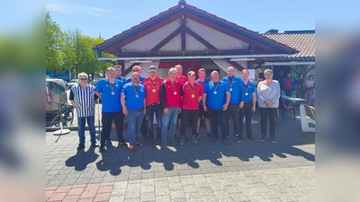 von li. Schiedsrichter Jakob Butz, SV Fischbach, ESV Lampenricht-Gleiritsch, 1.FC Neunburg v.Wald, Spartenleitering Beate Stiegler (Bild: Georg Kick)