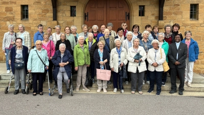 Gruppenbild der Senioren Weiden St. Elisabeth vor der Pfarrkirche in Bodenwöhr. (Bild: Wolfgang Bäumler)