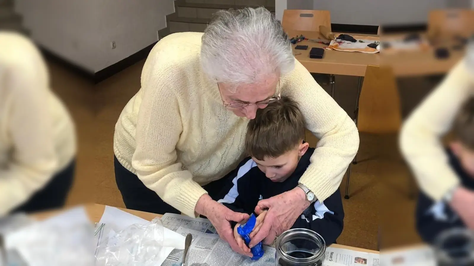 Viel Spaß hatten Jung und Alt beim gemeinsamen Ostereier-färben der Arbeiterwohlfahrt Traßlberg. (Bild: Waltraud Lobenhofer)