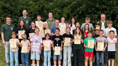 Siegerehrung / Rundenwettkampf Schützengau Jugend Nabburg. Zeigt die strahlenden Sieger mit ( links hinten ) Gaujugendleiter Stefan Gradl und Andreas Wilhelm sowie ( hinten rechts ) Gauschützenmeister Klaus Ketzler.  (Bild: Stefan Gradl )