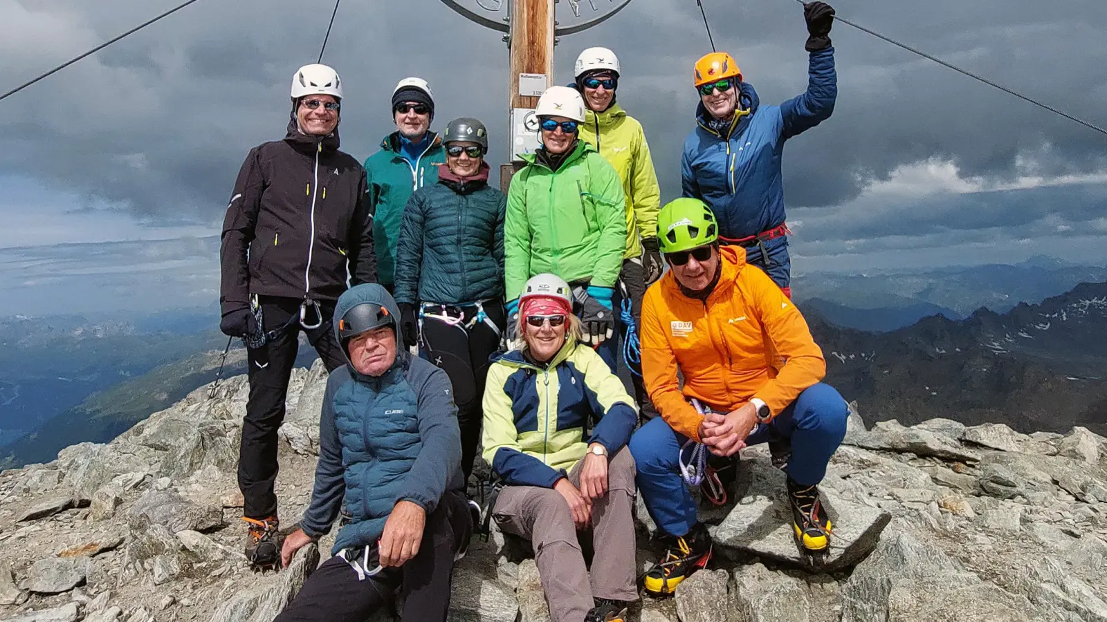 Foto: Gerhard Glöckner, Birgit Schelter, Tourenführer Rainer Rahn (vorne) und Sven Hackl, Werner Dötterl, Sarah und Claudia Sticht, Tourenführer Michael Schmidt und Wolfgang Röder am Gipfelkreuz der Weißseespitze. (Bild: Rainer Rahn)