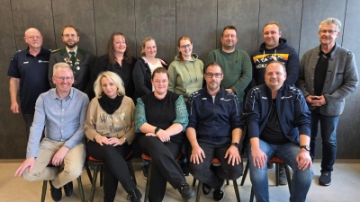Die Vorstandschaft: Stehend v. l. n. r.: René Bauer, Andreas Popp, Bettina Ernstberger, Miriam Sandner, Nina Christ, Günther Rasp, Benedikt Mickisch, 1. Bgm. Wolfgang Braun<br>Sitzend v l. n. r.: Markus Weiß, Kerstin Schraml, Kristin Schraml, Marco Schraml, Michael Preisinger (Bild: Kristin Schraml)