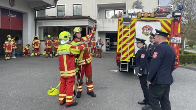 Die Teilnehmer der Leistungsprüfung führten das Knüpfen der Knoten vor. (Bild: Corinna Hagn/exb)