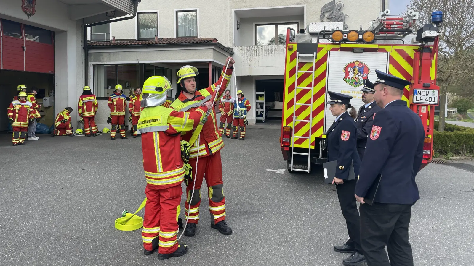 Die Teilnehmer der Leistungsprüfung führten das Knüpfen der Knoten vor. (Bild: Corinna Hagn/exb)