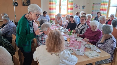 Die Mütter und Väter erfreuten sich am sinnlichen Programm bei der Feier ihnen zur Ehre. (Bild: Christa Sternkopf)