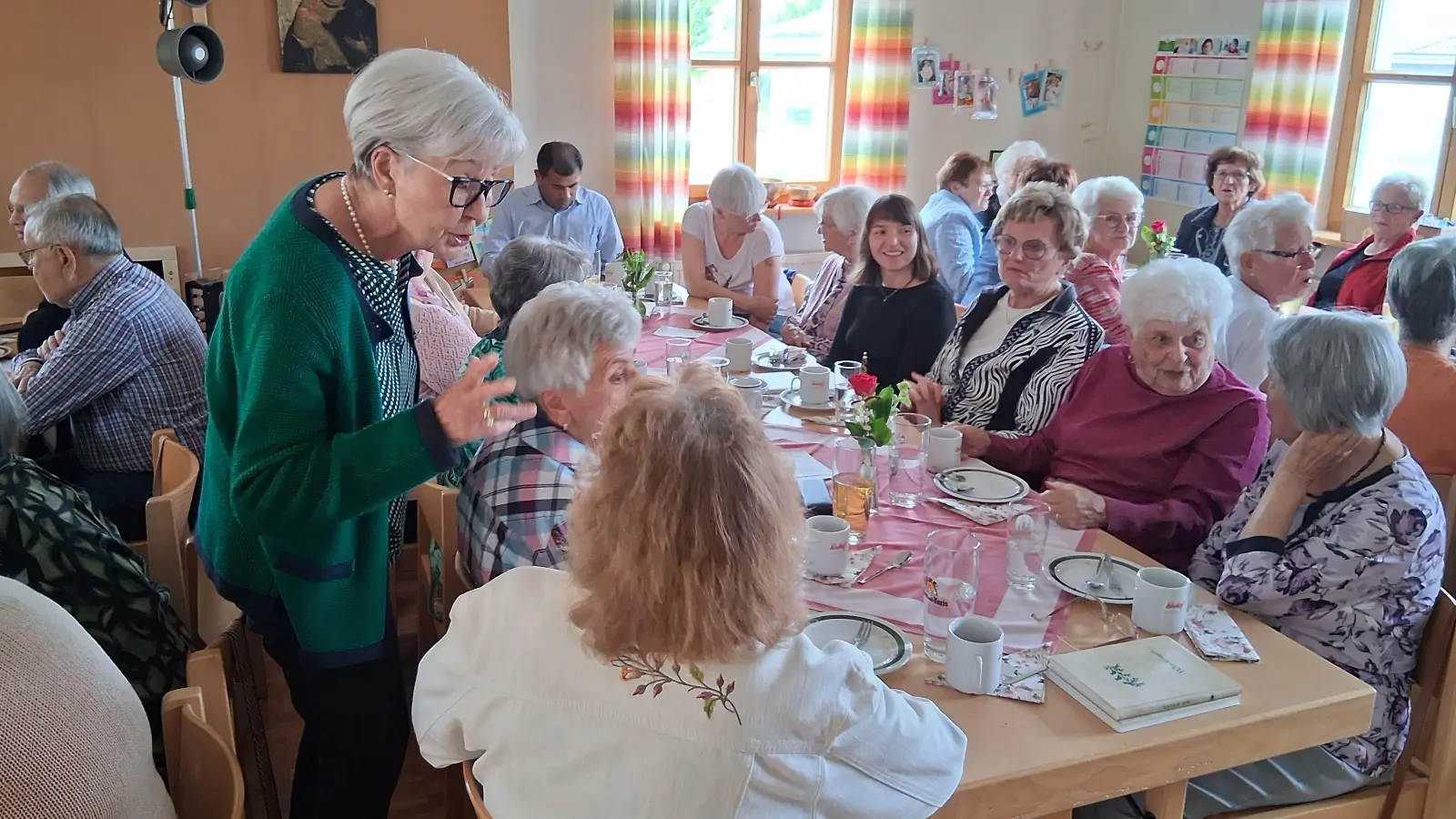 Die Mütter und Väter erfreuten sich am sinnlichen Programm bei der Feier ihnen zur Ehre. (Bild: Christa Sternkopf)